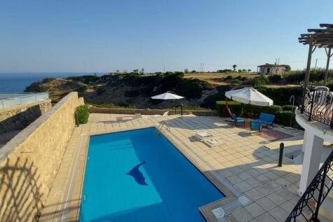 3-bedroom villa &#43; 4m x 8m swimming pool &#43; walking distance to the beach &#43; central heating system Image 9999 23