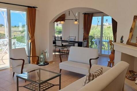 3-bedroom villa &#43; 4m x 8m swimming pool &#43; walking distance to the beach &#43; central heating system Image 9999 4