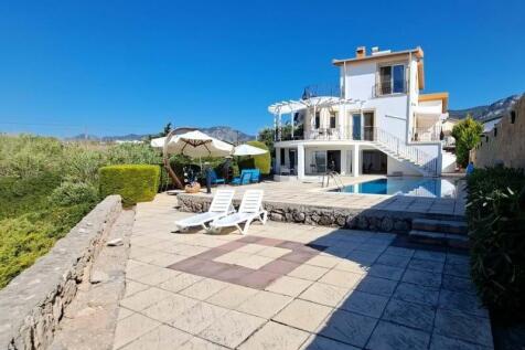 3-bedroom villa &#43; 4m x 8m swimming pool &#43; walking distance to the beach &#43; central heating system Image 9999 3