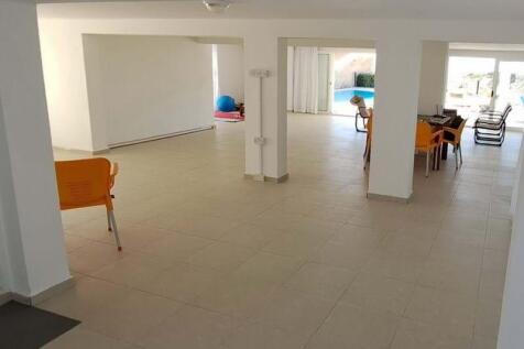 3-bedroom villa &#43; 4m x 8m swimming pool &#43; walking distance to the beach &#43; central heating system Image 9999 18