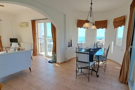 3-bedroom villa &#43; 4m x 8m swimming pool &#43; walking distance to the beach &#43; central heating system Image 9999 7