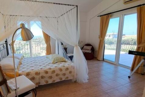 3-bedroom villa &#43; 4m x 8m swimming pool &#43; walking distance to the beach &#43; central heating system Image 9999 11