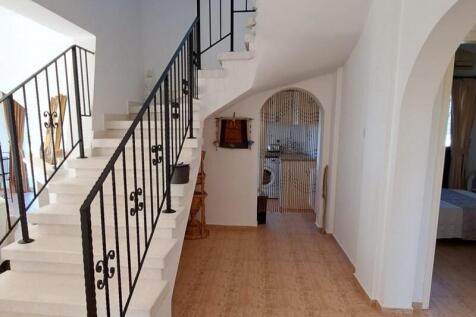 3-bedroom villa &#43; 4m x 8m swimming pool &#43; walking distance to the beach &#43; central heating system Image 9999 10