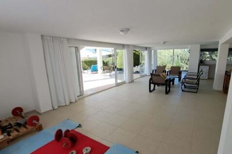 3-bedroom villa &#43; 4m x 8m swimming pool &#43; walking distance to the beach &#43; central heating system Image 9999 19