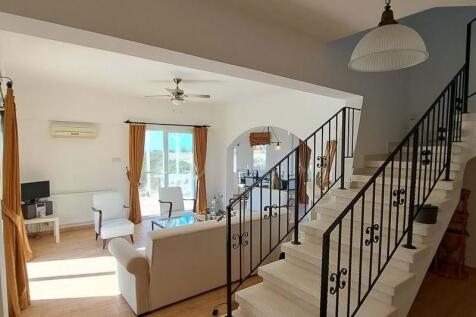 3-bedroom villa &#43; 4m x 8m swimming pool &#43; walking distance to the beach &#43; central heating system Image 9999 5