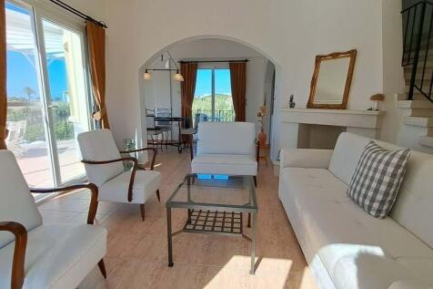 3-bedroom villa &#43; 4m x 8m swimming pool &#43; walking distance to the beach &#43; central heating system Image 9999 6