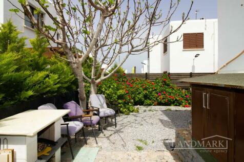 4-bedroom resale Seaside villa, communal pool, private garden, walking distance to the sea Image 9999