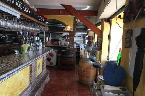 Bar to kitchen