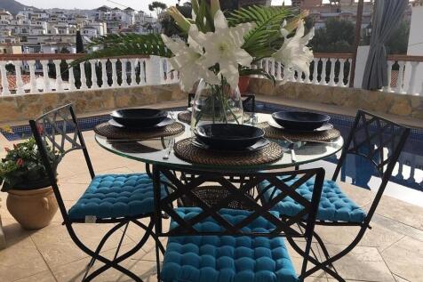 Outside Dining Pool