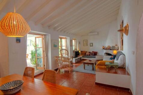 Lounge to patio