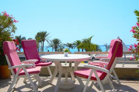 Sea view dining