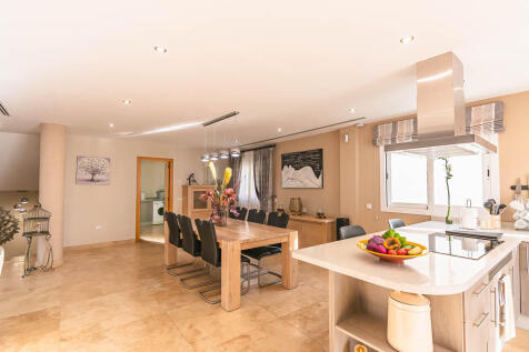 Kitchen to diner