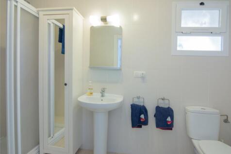 Lower bedroom ensuit