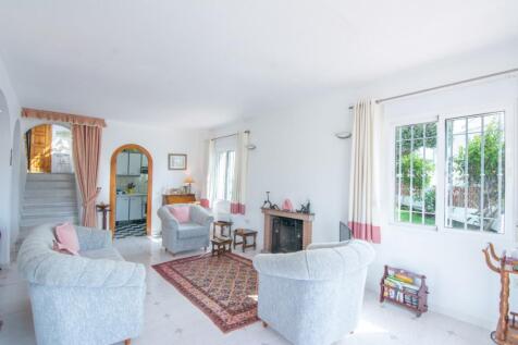 Lounge to kitchen