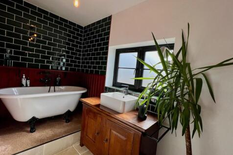 DOWNSTAIRS BATHROOM .jpg