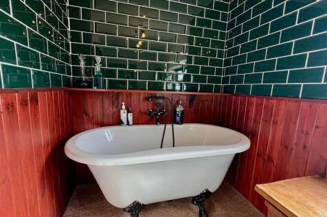 BATHTUB .jpg