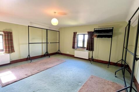 MAIN BEDROOM.jpg