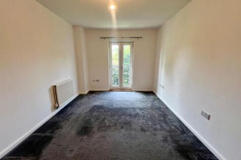 MAIN BEDROOM..jpg