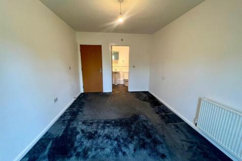 MAIN BEDROOM.jpg