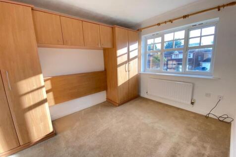 MAIN BEDROOM.jpg