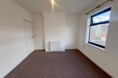 MAIN BEDROOM.jpg