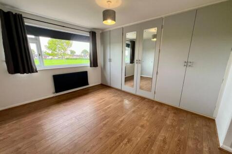 MAIN BEDROOM.jpg