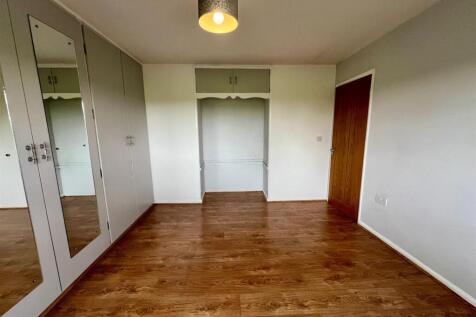 MAIN BEDROOM..jpg