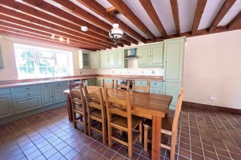 Kitchen...jpg