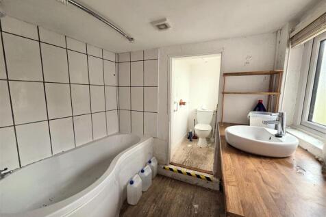 Bradenstoke - Manse Bathroom.jpg
