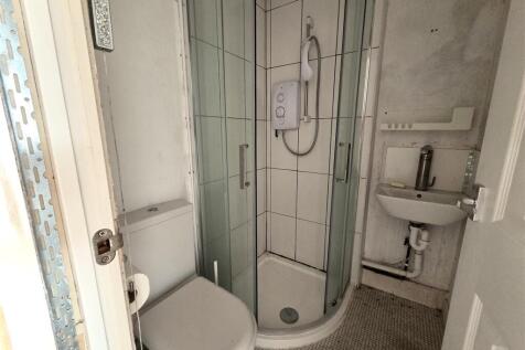 Bradenstoke - Manse Shower.jpg