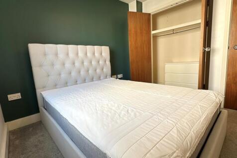 Bed 2.jpg