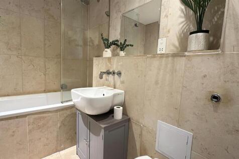Bathroom 1.jpg
