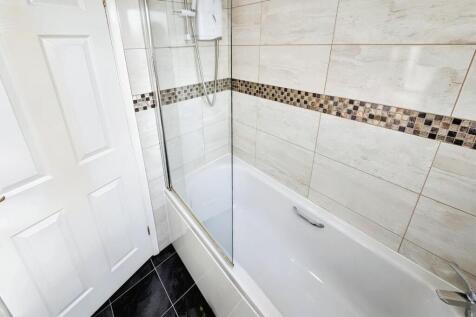 prop box 20 HAMPDEN CLOSE bath 2.jpg