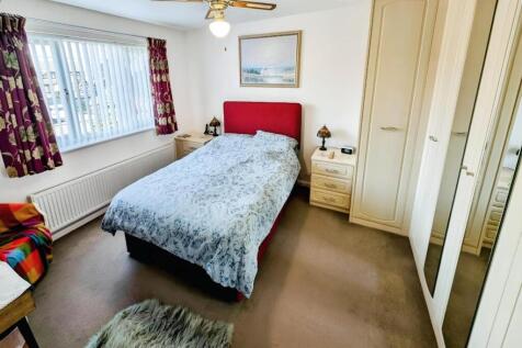 prop box 20 HAMPDEN CLOSE bed 1.jpg