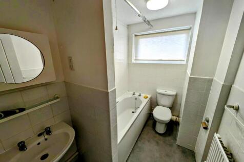 31 Quedgeley bathroom.jpg