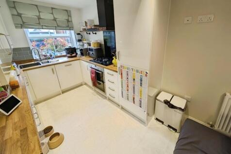 21 Churchill Gardens KITCHEN 3.jpg