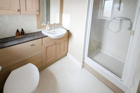 7c7f6659-ensuite.jpg