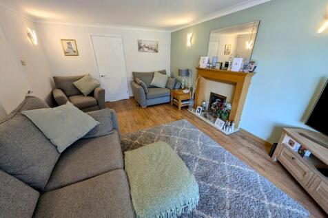 55 Hudson Close lounge 2.jpg
