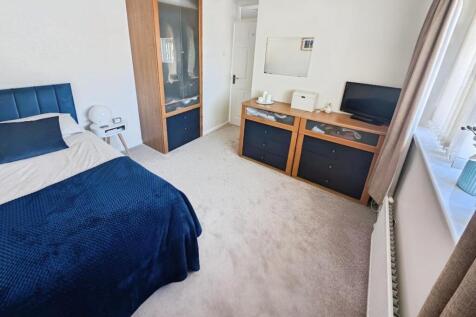 4ead6540-bed 202a.jpg