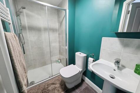 7020574f-ensuite.jpg