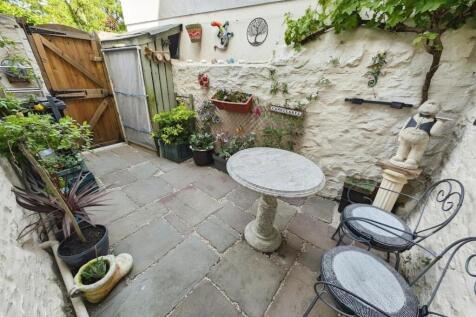 a682245e-courtyard 20b.jpg