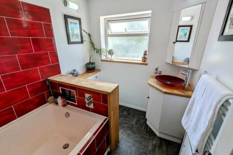 24 Church Rd bath 6.jpg