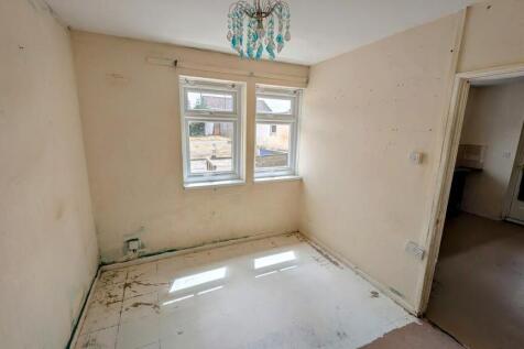 16 Orchard Close Dining Room.jpg