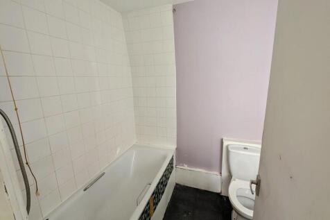 16 Orchard Close Bathroom.jpg