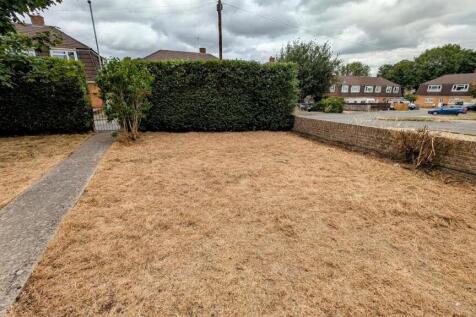 16 Orchard Close front garden.jpg