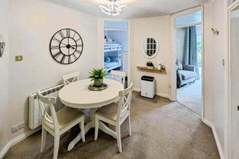Flat 7 Rockwood House dining area a.jpg