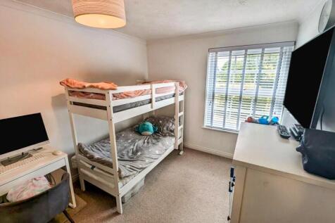 Flat 7 Rockwood House bed 2 b.jpg