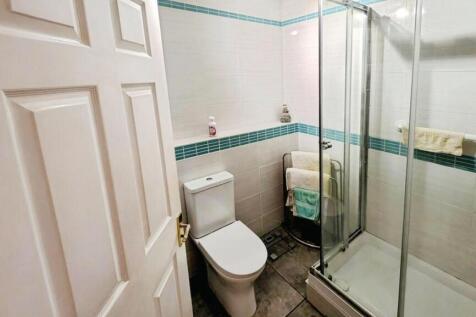 Flat 7 Rockwood House Shower room a.jpg