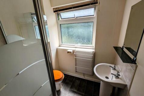 61 Canterbury Close shower room.jpg