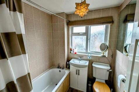 3 Mountbatten bathroom.jpg